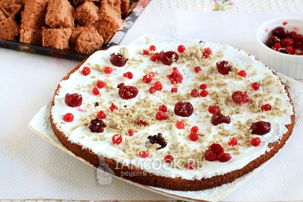 Положить на крем ягоды и халву