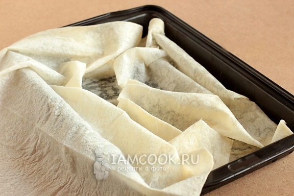 Положить лаваш в форму