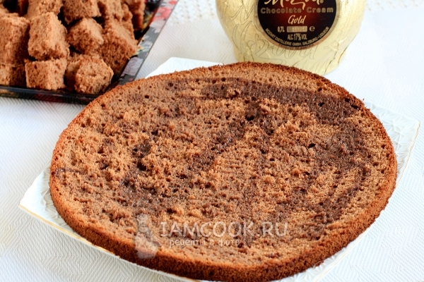 Пропитать бисквит сиропом