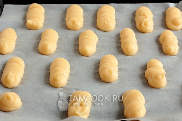 Выложить тесто с помощью кулинарного шприца