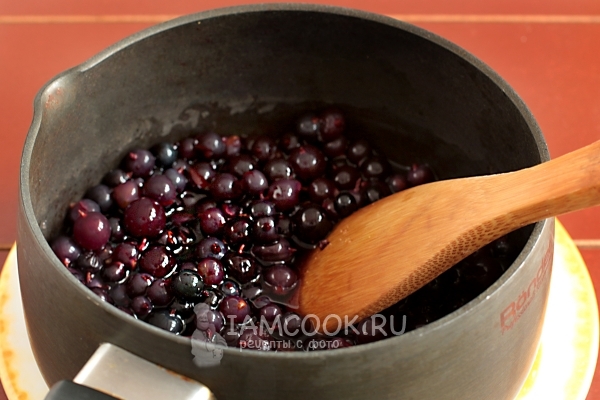 Положить ягоды в сироп