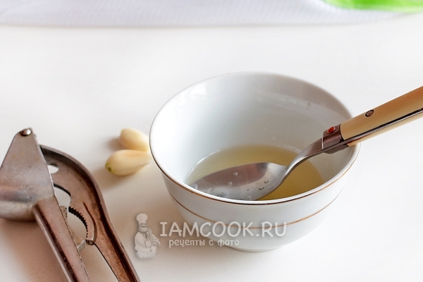 Соединить масло, сок лимона, чеснок и сахар