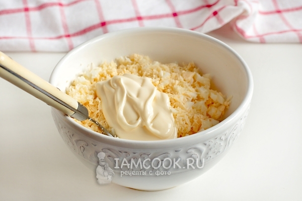 Положить майонез