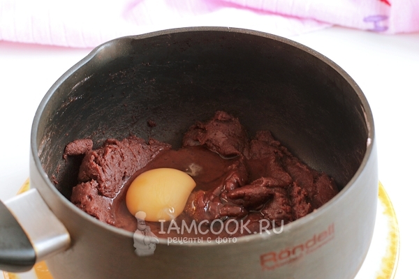 Добавляем яйцо