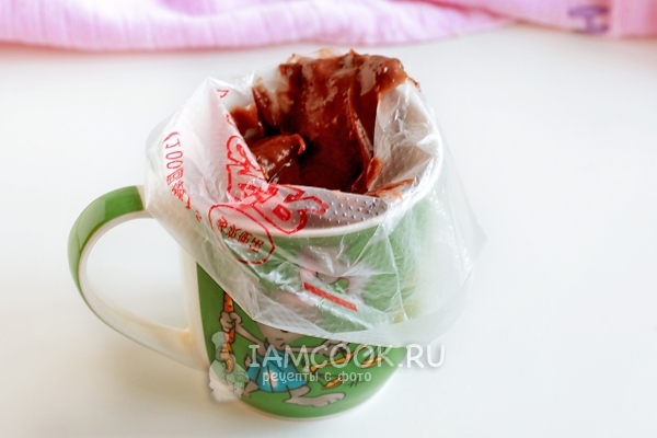 Перекладываем тесто в кондитерский мешок