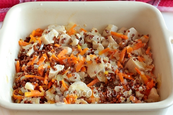 Выложить гречку с мясом и овощами