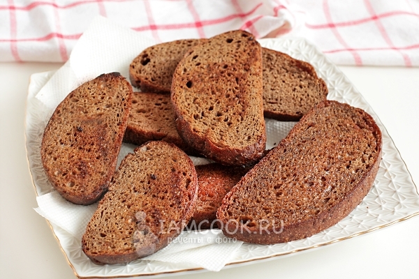 Положить гренки на бумажное полотенце