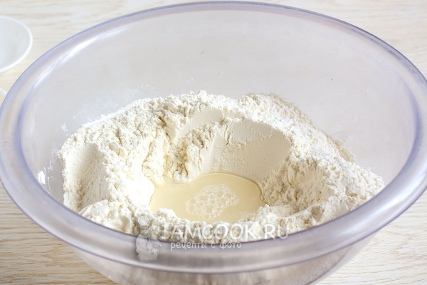 Влить в муку воду