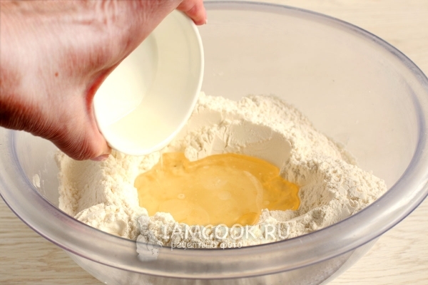 Влить масло