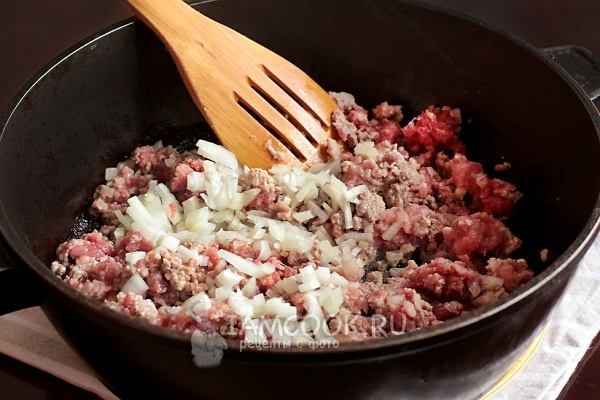 Обжариваем фарш с луком