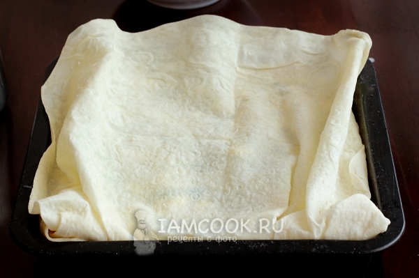 Выложить все слои лаваша и творога