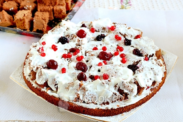 Покрыть квадратики бисквита кремом