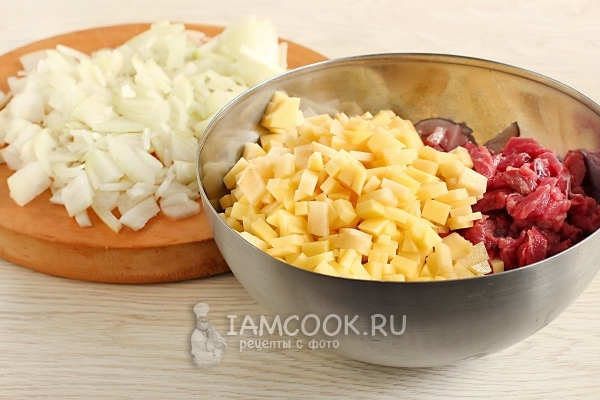 Порезать лук и картофель