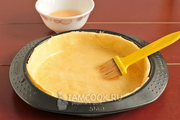 Смазать тесто яйцом