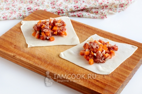 Положить на тесто начинку