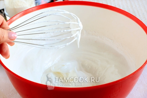 Взбить белки с сахаром