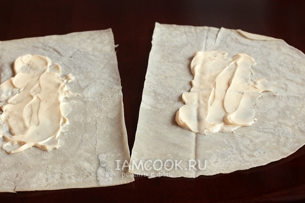 Смазать лаваш сыром