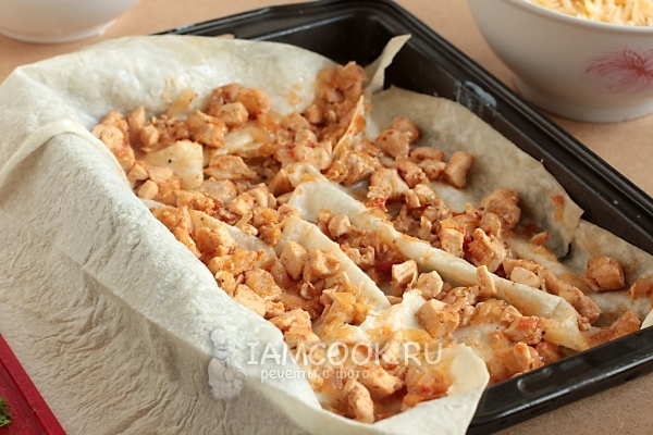 Положить мясо на лаваш