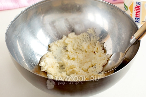Положить в миску творог