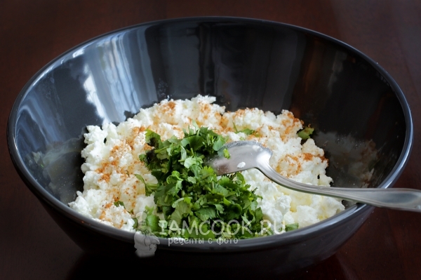 Соединить творог, кизу, соль и перец