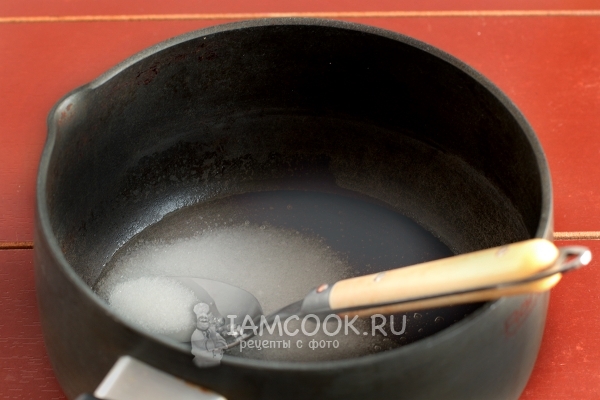 Всыпать в воду сахар