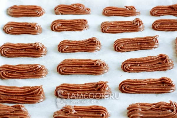 Отсаживаем эклеры на противень