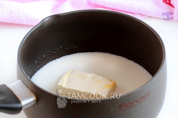 Растапливаем масло в молоке