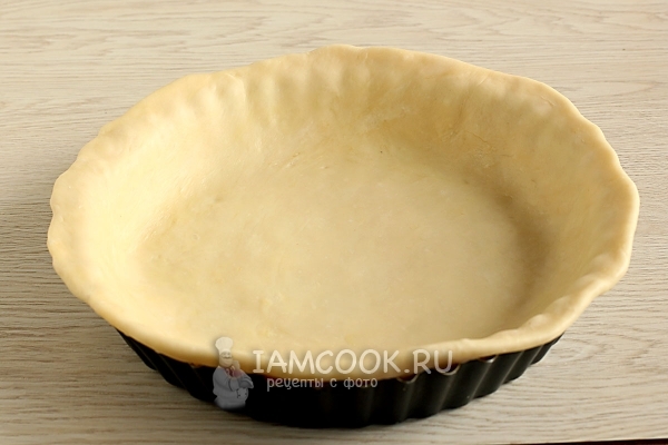 Выложить тесто в форму