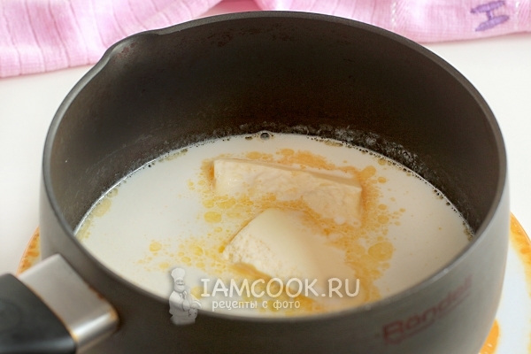 Нагреть молоко с маслом
