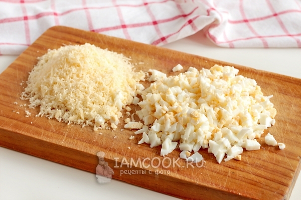 Измельчить сыр и яйца