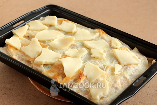 Положить кусочки сыра