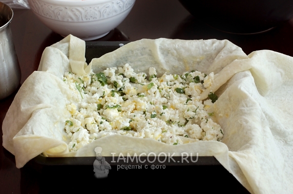 Положить творожную массу на лаваш