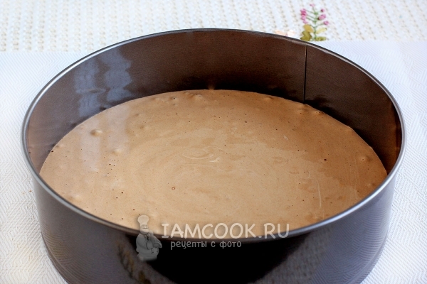 Перелить тесто в форму