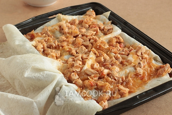 Положить слой куриного филе