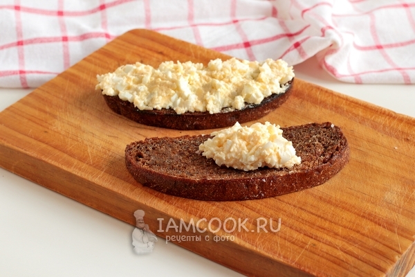 Положить на хлеб начинку