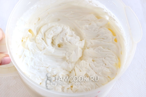 Взбить сливки с сахаром