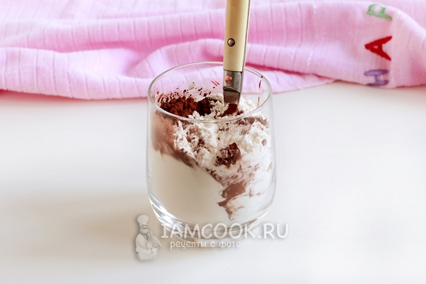 Смешиваем муку с какао