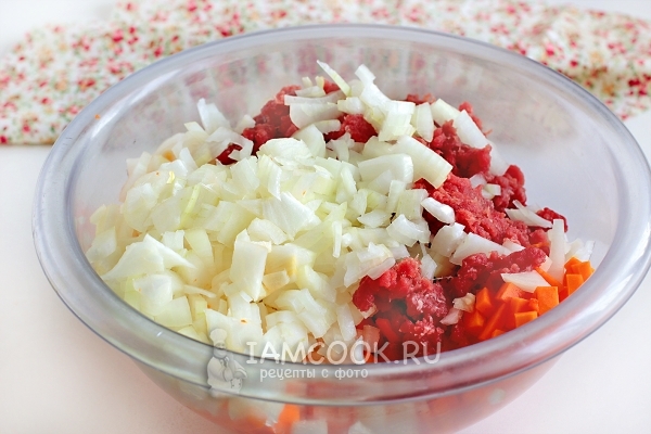 Соединить фарш, тыкву и лук