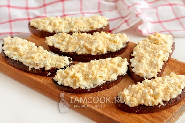 Фото гренок из черного хлеба с сыром и яйцом