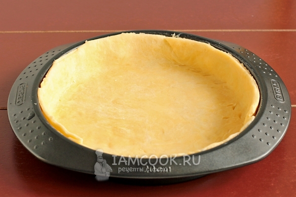 Выложить тесто в форму