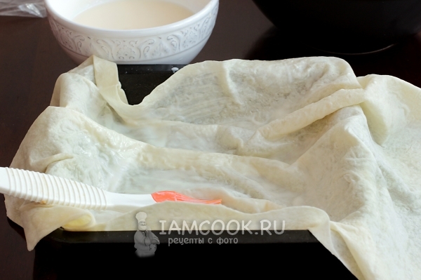 Смазать лаваш маслом