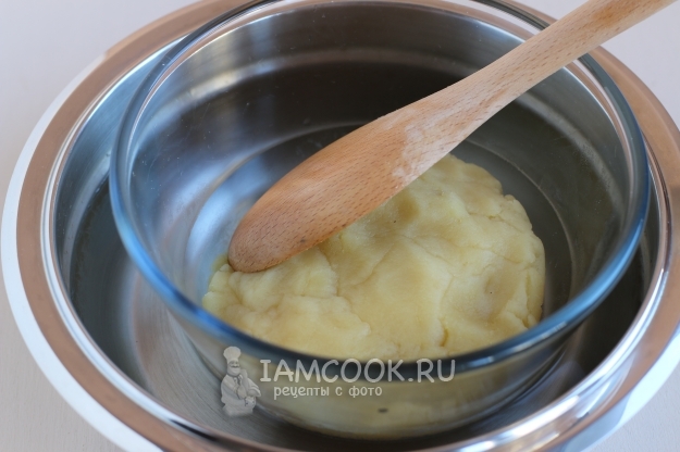 Поставить миску с тестом в холодную воду