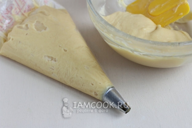 Выложить тесто в кондитерский мешок