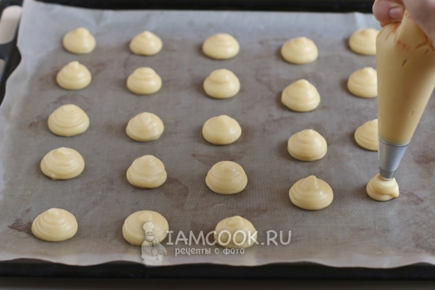 Отсадить тесто на пергамент