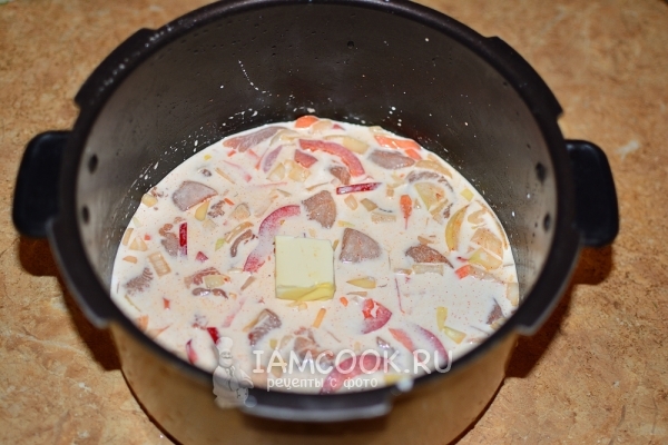 Добавить сливки и масло