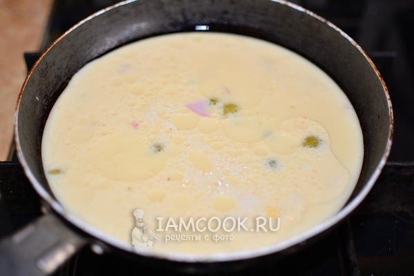 Влить омлетную смесь на сковороду