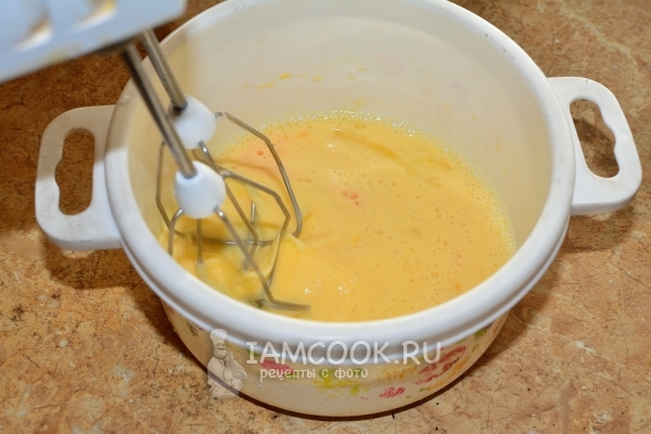 Взбить яйца с молоком