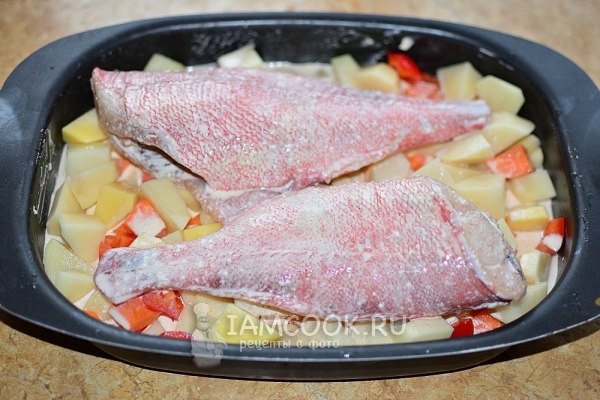 Положить рыбу на овощи