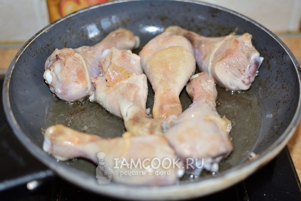 Обжарить куриные ножки