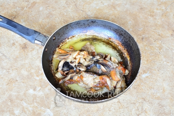 Положить грибы на сковороду